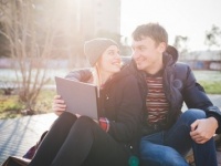 くっつくな！　堂々と彼女と「ベタベタできる」男性は●％！