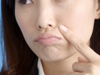 繰り返す【鼻の下のニキビ】できる原因と効果的な治し方のポイント５選