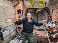 宇宙で1年暮らすと大便はどう変わる？腸内細菌は？NASAの宇宙飛行士、スコット・ケリーさんの場合