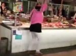 怒り狂ったおばちゃんが肉が入った器を叩きつける。→まさかの事態に！