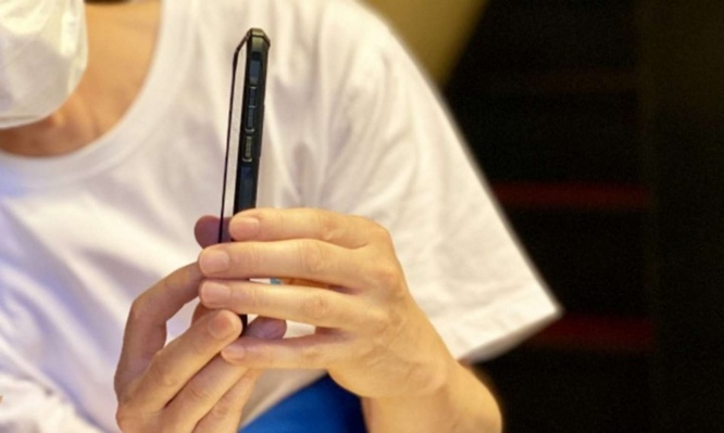 何で私にカメラを向けるの...？（画像はイメージ）