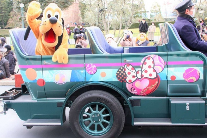 ミニー仕様のラブリーな車に乗って現れたプルート
