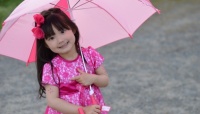 大学生に聞いた、子どものころ雨の日に熱中した傘遊び5選「メリーポピンズごっご」