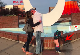 子どものやることだから？母親がプロポーズされてる最中にズボンをおろし、ひとりで放尿しちまった3歳の男の子(アメリカ)