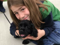 犬をなでるのが大好きな9歳の少年。既に300匹以上の犬をなでてツイッターアカウントで紹介