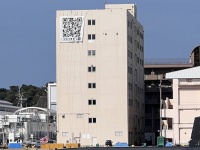 自衛隊庁隊舎の外壁に超巨大QRコードを発見→読み込むと...　まさかの中身に2.8万人感心「頭いい」