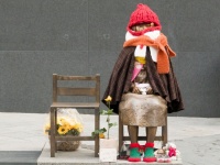 韓国・ソウルの日本大使館前に設置された少女像（写真：Lee Jae-Won/アフロ）