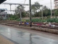 オンリーインド？線路で料理をする人々の姿に世界がびっくり