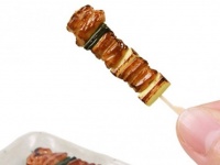 デカくて安い鳥貴族がちっちゃくなって登場　いつでもどこでも「トリキ気分」味わえるカプセルトイ1回500円