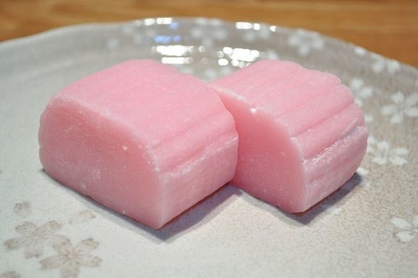 すあま（Ocdpさん撮影, Wikimedia Commonsより）