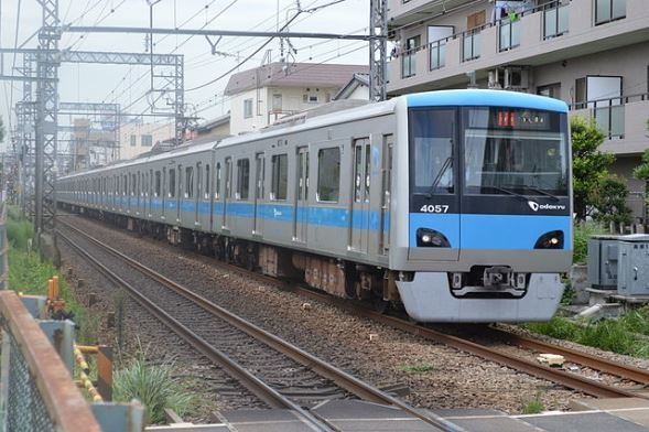 小田急電鉄江ノ島線（Nandaroさん撮影、Wikimedia Commons