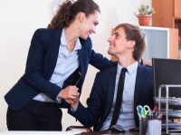 セクハラ判定！　アウトだと思う女子からの「ボディタッチ」･6つ