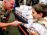 【ほっこり】警察に感謝の気持ちを込めてドーナツを配る少年、夢は「米国のお巡りさん全員にドーナツを届けること」
