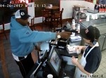 犯人よりスゲェ！　強盗に銃を向けられた店員の対応が冷静すぎる