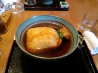 麺闘庵の巾着うどん（alphaleadさん撮影、Flickrより）