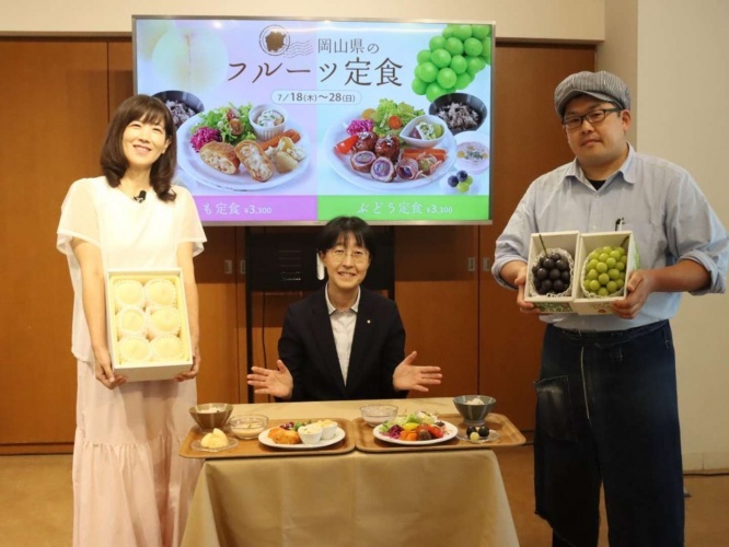 (左から)きゃらきゃらさん、岡山県広聴広報課。中山課長、ももてなし家・木津店長
