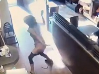 ドーナツ店でトイレの使用を断られた女性、レジ前でうんちっち、でそれを店員に投げつける（カナダ）