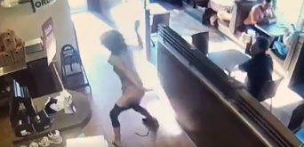 ドーナツ店でトイレの使用を断られた女性、レジ前でうんちっち、でそれを店員に投げつける（カナダ）