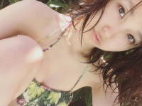 吉木りさ、胸の谷間＆ワキ見せのビキニ姿がセクシーすぎるとファン大興奮！