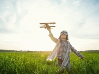 束縛から開放されたい？　空を飛ぶ夢を見る理由【夢占い】