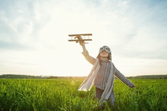 束縛から開放されたい？　空を飛ぶ夢を見る理由【夢占い】