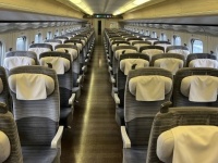 「1歳娘を抱っこしたまま、乗車率100％超の新幹線へ。車内で立っていると中年男性が何度も何度も」（岩手県・40代女性）