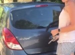サプラ〜イズ！　女性が開けた車のトランクから出てきたのは…？