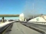 視界ゼロ！　トラックの屋根の雪が思いっきり降りかかる！