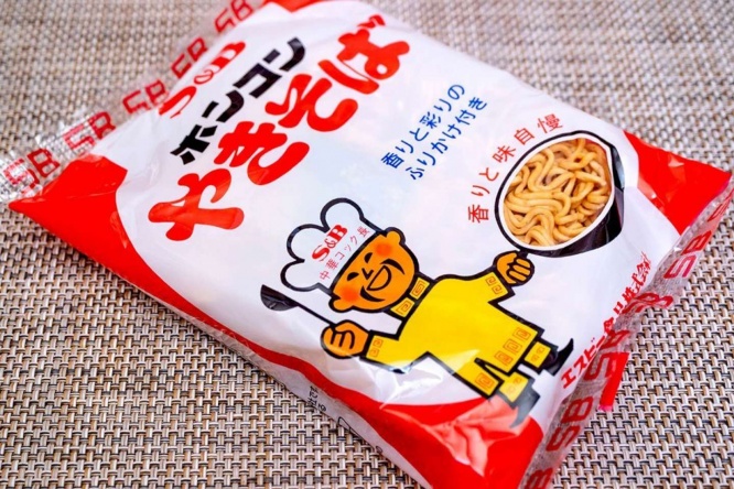 謎の「中華コック長」が描かれた「ホンコンやきそば」
