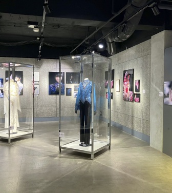 8/14(金)より【特別映像の追加展示】決定！　『Couture on Ice　羽生結弦×伊藤聡美 写真集』出版記念 衣装＆写真展開催中！！