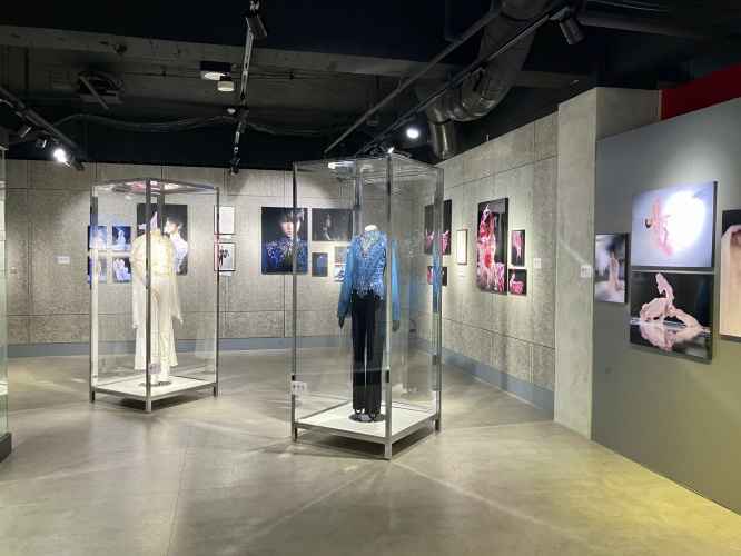 8/14(金)より【特別映像の追加展示】決定！　『Couture on Ice　羽生結弦×伊藤聡美 写真集』出版記念 衣装＆写真展開催中！！