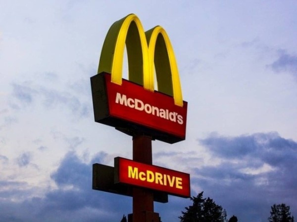 盗んだトラックで走り出した女性、警察とカーチェイスを繰り広げるも、途中マクドナルドのドライブスルーに立ち寄って逮捕