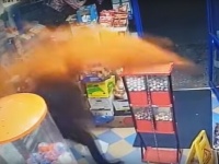 これがガチの催涙弾？店主が武装強盗に唐辛子を大量に投げつけるという防御策に出た（イギリス）