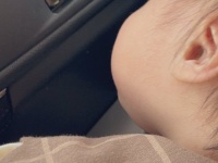 急に笑い出した赤ちゃんの、視線の先にあったのは...　1歳ならではの〝新発見〟に2.3万人ほっこり
