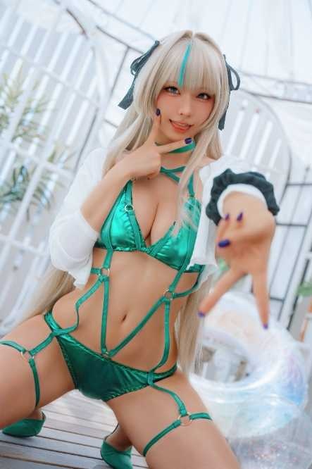 X：えなこ(@enako_cos)より