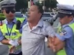 【中国】警察に怒られた老人がマジギレした挙句⇒