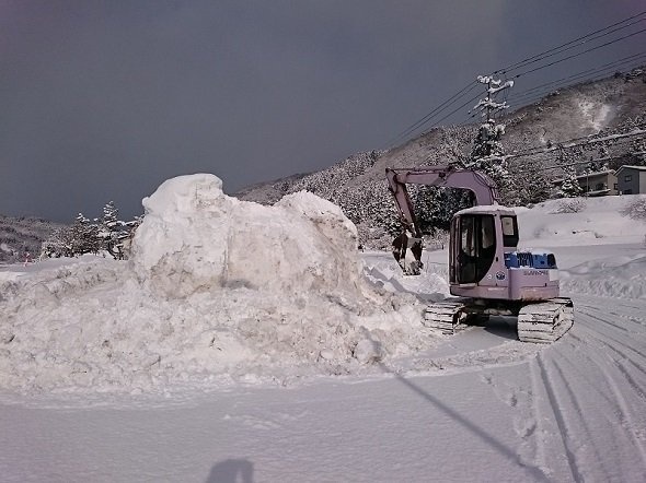 雪像づくりには建設機材バックホーが活躍した