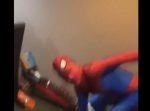 スパイダーマンのコスを着た男性と、クスクス笑う友人たち。一体なぜ？