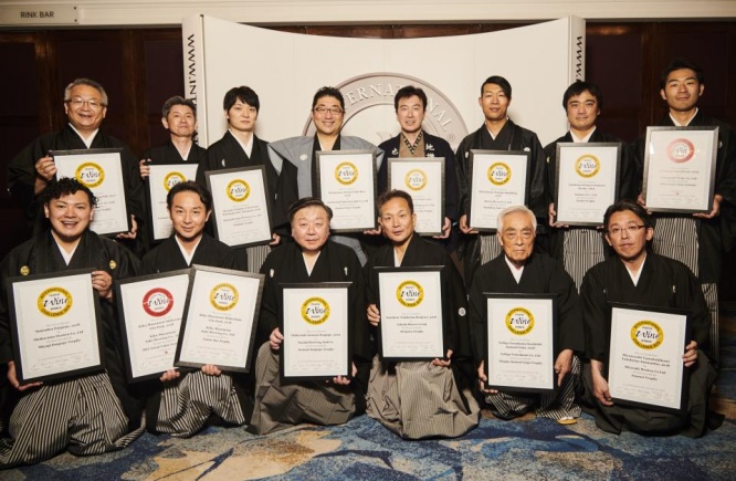 IWC2019のSAKE部門でトロフィーを受賞した蔵元