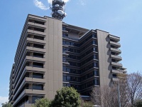 熊本県警察本部外観（Motoki-jjさん撮影、Wikimedia Commonsより）