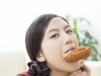 うわぁ……品がない！　男性が指摘する「育ちが悪い女」の特徴4つ