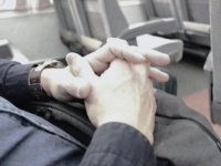 「新幹線でふと目覚めると、棚に置いてたわたしの荷物を隣の席の男性客が...」(東京都・40代女性)