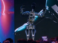 イーロン・マスクがヒューマノイドロボットのプロトタイプをついに公開