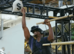 ２００ドル獲得なるか！？VRで仮想空間を体感しながら縄梯子を登り切る企画が面白い