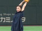 石原さとみ、ノーバン始球式で“伝説のトルネード投法”を披露！