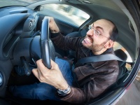 車の運転で引き起こされるストレス反応を発見。自覚がなくても半数近くに「過覚醒」が生じることが判明