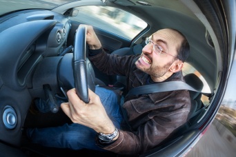 車の運転で引き起こされるストレス反応を発見。自覚がなくても半数近くに「過覚醒」が生じることが判明