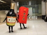 養命酒の瓶くん（左）と養命酒の箱さん（右）（写真はすべてJタウンネット編集部撮影）