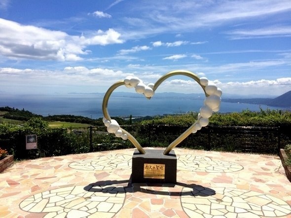 恋人の聖地に選定されている「別府湾サービスエリア」のモニュメント