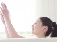 ごめん、きょうは許して……お風呂に入らないで出勤、○○％の女子が「ある」と回答！